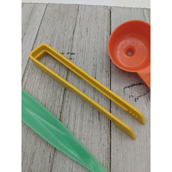 Vintage Tupperware Set 877 885 1299 Mini Funnel Lettuce Corer Toast Grabber - Picture 3 of 11